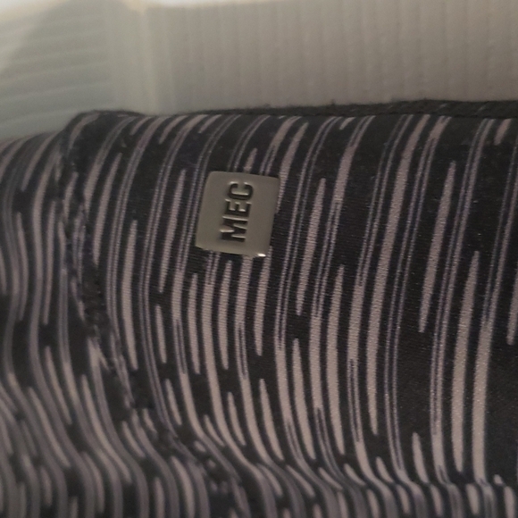 MEC capri leggings NWOT - Picture 2 of 6